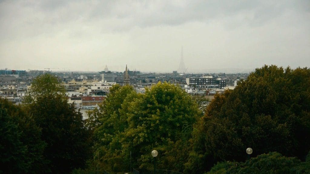 The Eiffel tower in a grey sky