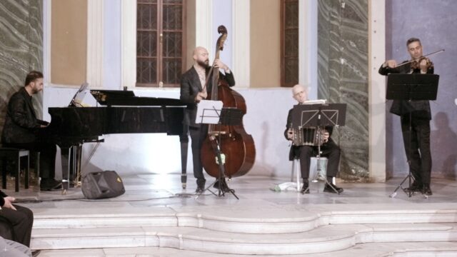 La Fortuna Orchestra play "Gramophone"