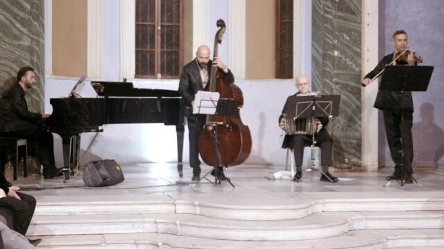 La Fortuna Orchestra play "Este es el rey"