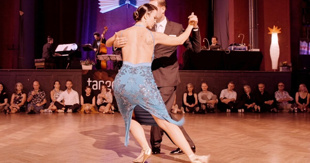 Stephanie Fesneau and Fausto Carpino dance Por que razón at Tango Tage Halle 2025